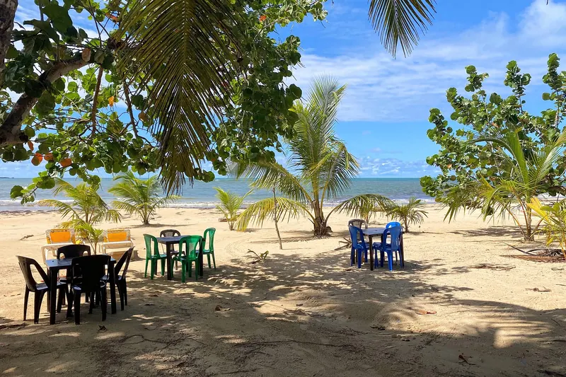 Mesas a la sombra, Playa Las Ballenas