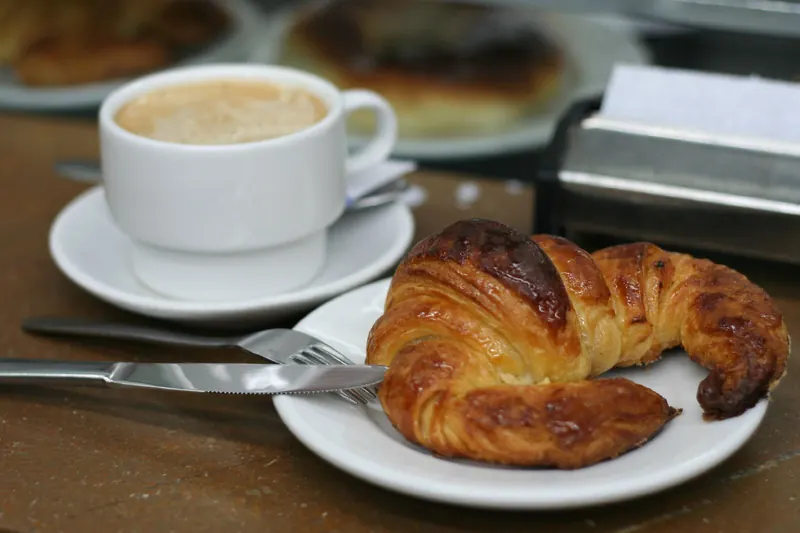Café con leche y cruasán (ilustración)